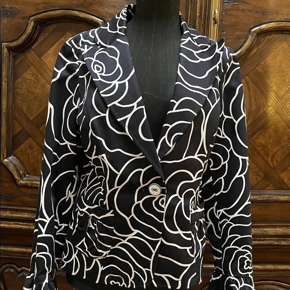 Oscar de la renta Black and White Floral Jacket. Size 10